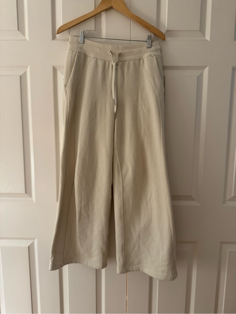 Lululemon Scuba Flare Pant Bone, Size 6